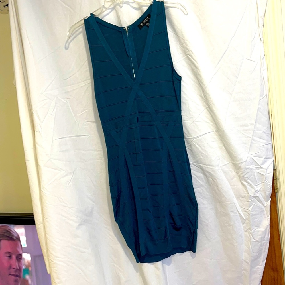 GUESS green formfitting cocktail dress.Sz M Worn once,Dry cleaned,Good condition